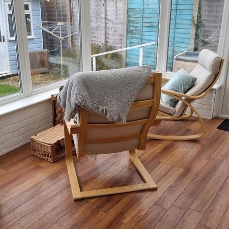 Cosy Bournemouth Bungalow เฟิร์นดาวน์ ภายนอก รูปภาพ