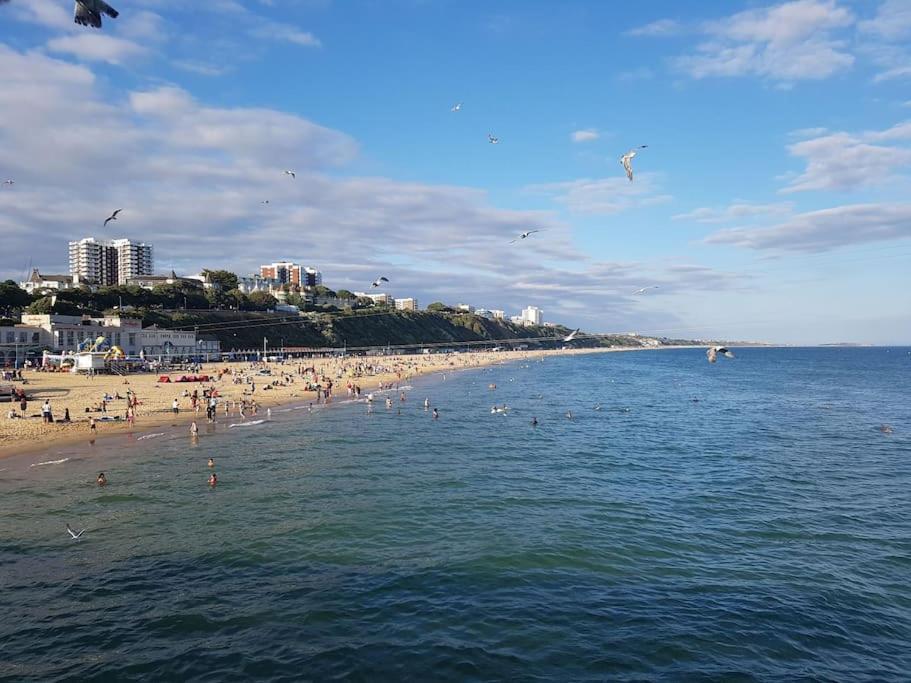 Cosy Bournemouth Bungalow เฟิร์นดาวน์ ภายนอก รูปภาพ