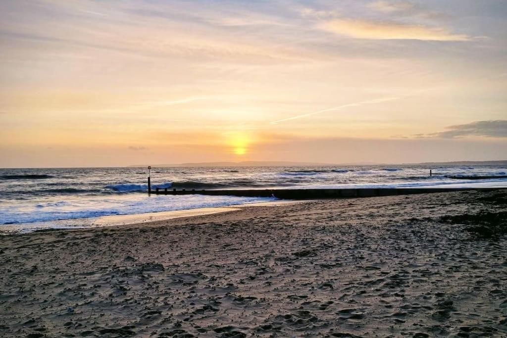 Cosy Bournemouth Bungalow เฟิร์นดาวน์ ภายนอก รูปภาพ