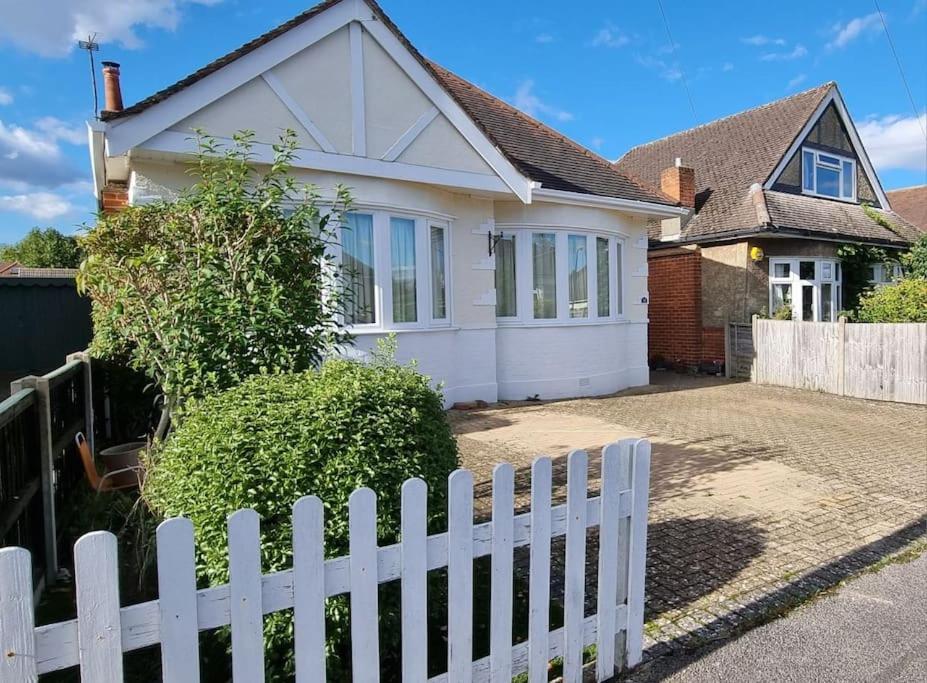 Cosy Bournemouth Bungalow เฟิร์นดาวน์ ภายนอก รูปภาพ